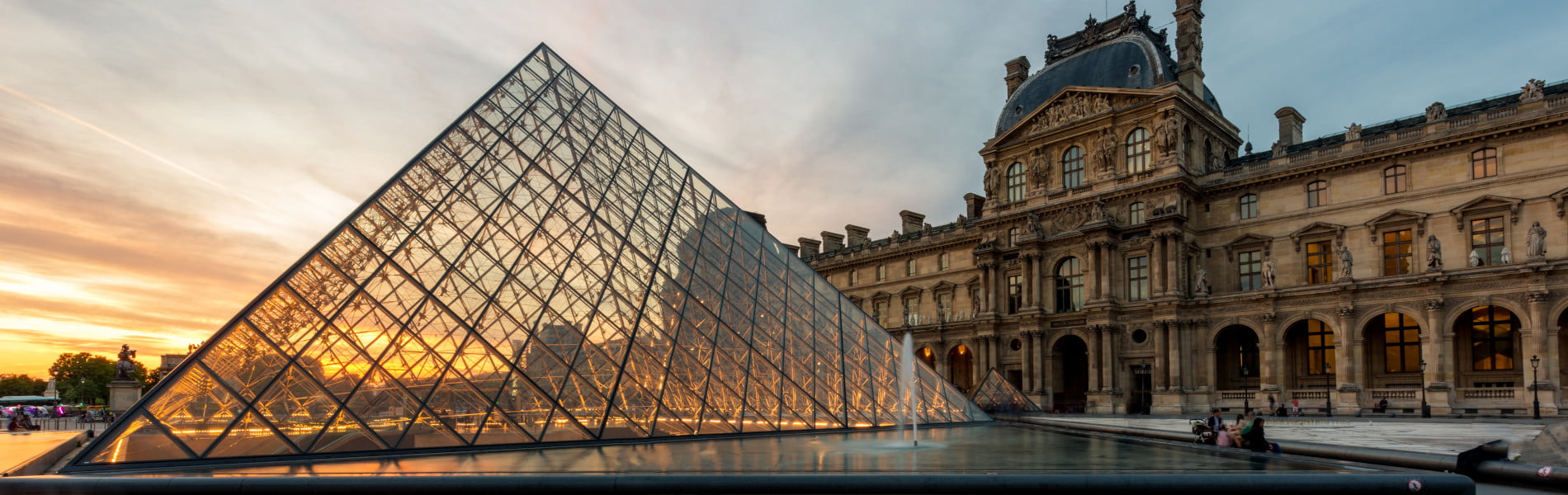 louvre-pyramid-louvre-museum-paris-france-1900x600